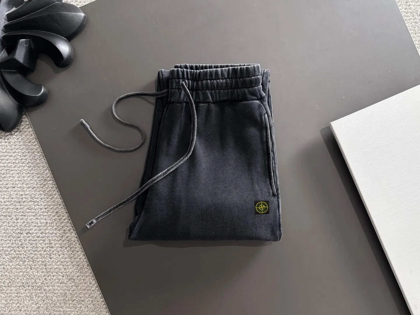 Next day shipment P360 Stone lsland/Stone Island Exclusively launches 25ss autumn and winter new high-quality trousers. Compare real-life details at will. Craftsmanship that ordinary small workshops cannot copy. Top-level ZP development. Unique imported fabric feel. Purely imported German machine production. Precision operation. Ten thousand needle density. A pair of trousers with rich details. You can see the development strength. A full set of new accessories are customized simultaneously. Simple yet elegant. Soft, delicate and comfortable. The upper body is versatile and fashionable. A perfect choice for autumn and winter. A must-have item. Loose fit. Please refer to the size chart when placing an order: S to XXL (or state your height and weight when placing an order)